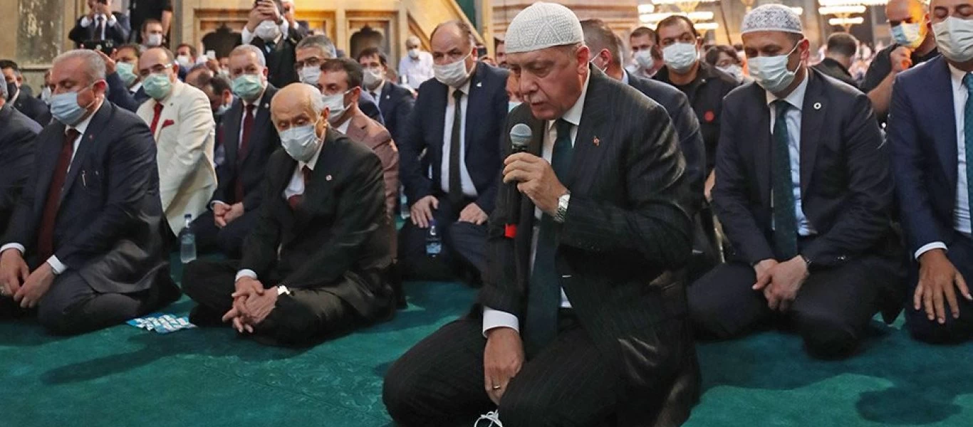 Συνεχίζει τις προκλήσεις ο Ρ.Τ.Ερντογάν - Διάβασε στίχους από το κοράνι μέσα στην Αγία Σοφία